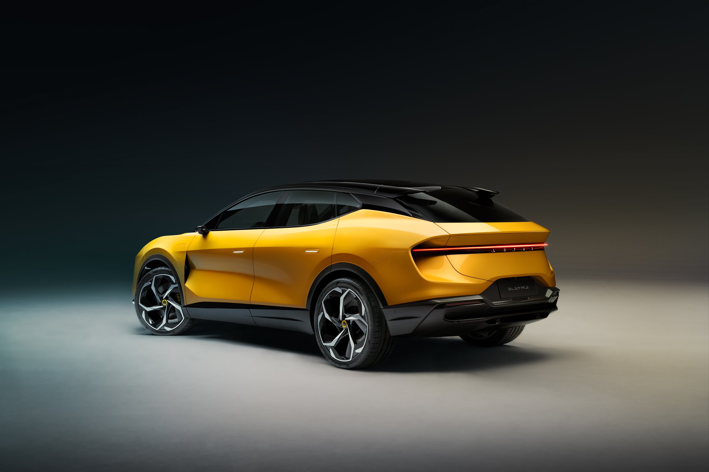 Lotus Eletre — vista traseira com LED