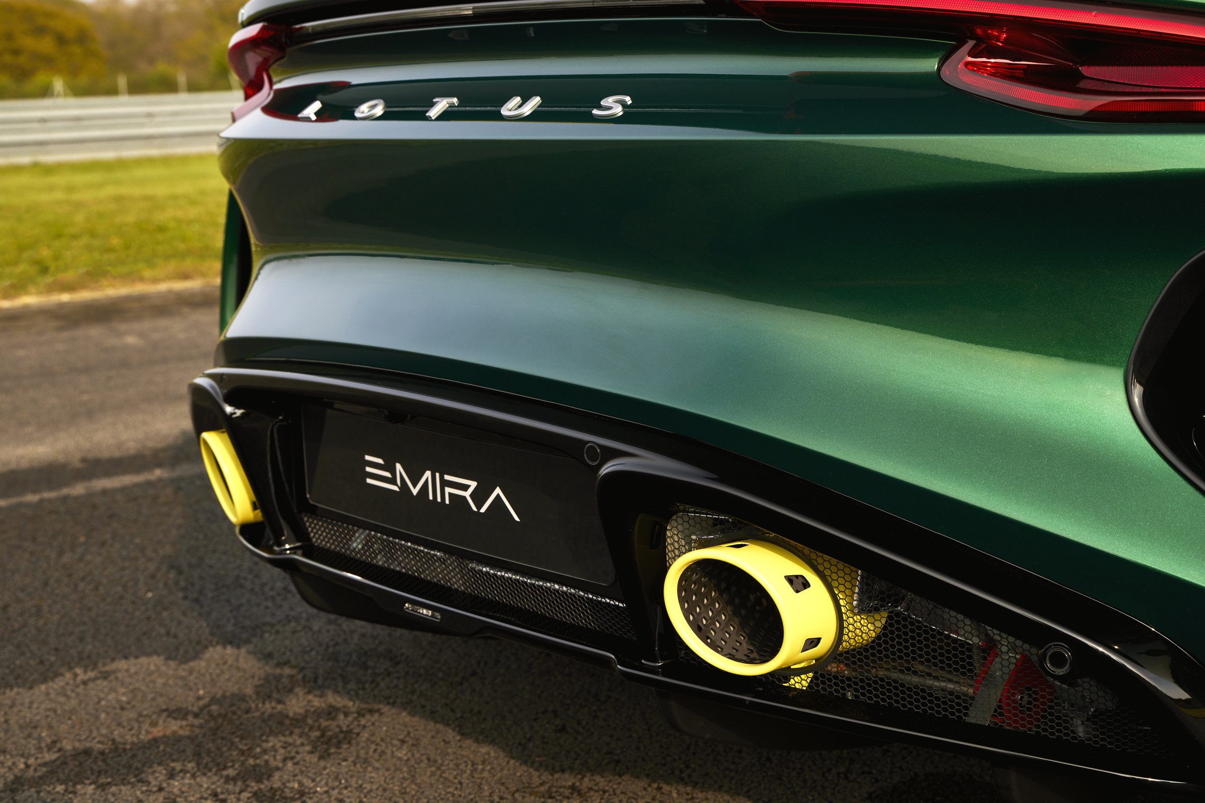 Lotus Emira — detalhe do escapamento Hethel Yellow