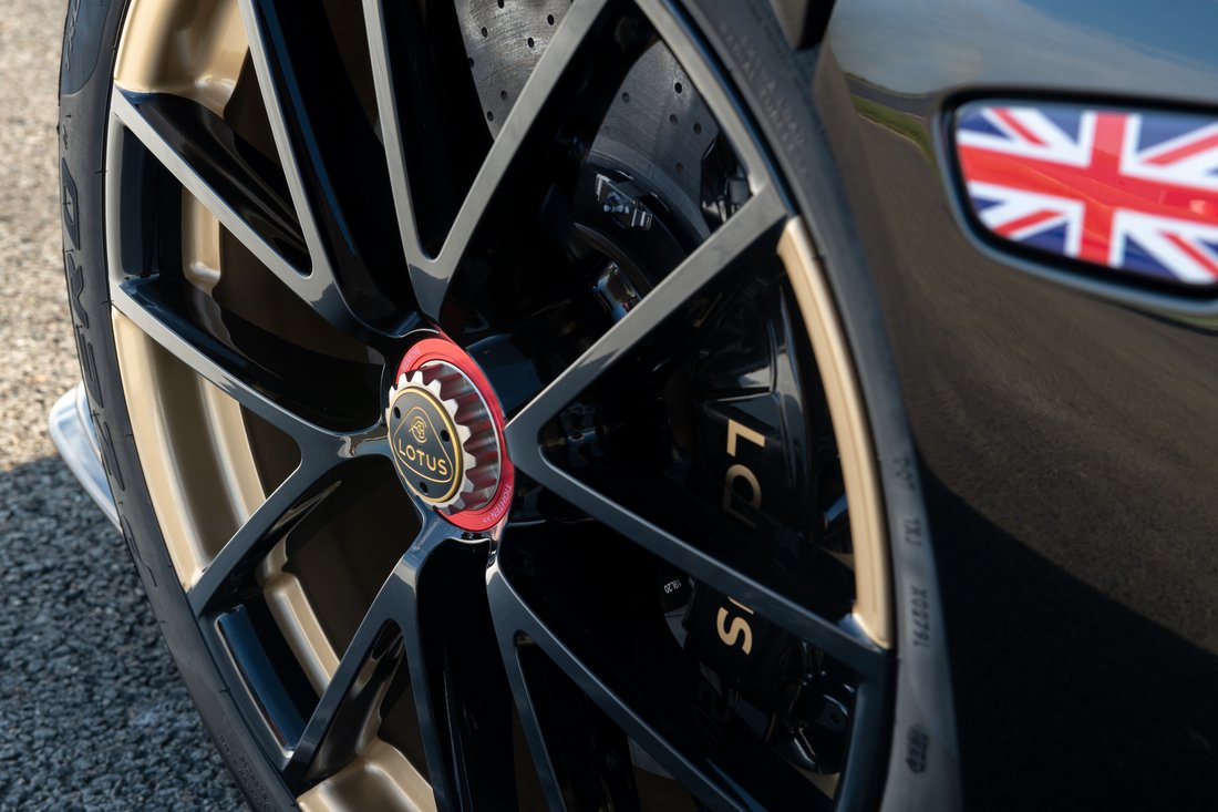 Roda forjada com badge Lotus