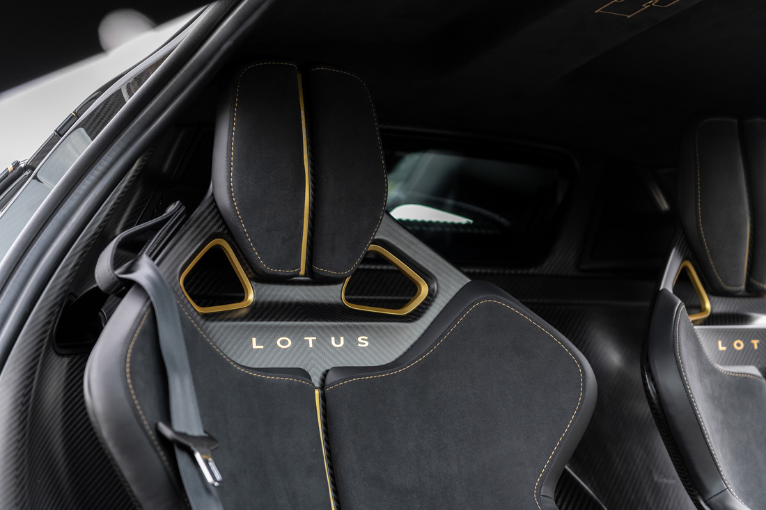 Bancos com tag Lotus em ouro